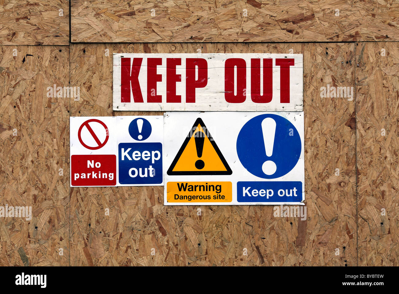 "Keep Out" Schild an Zäunen auf einer Baustelle, East Sussex. Stockfoto