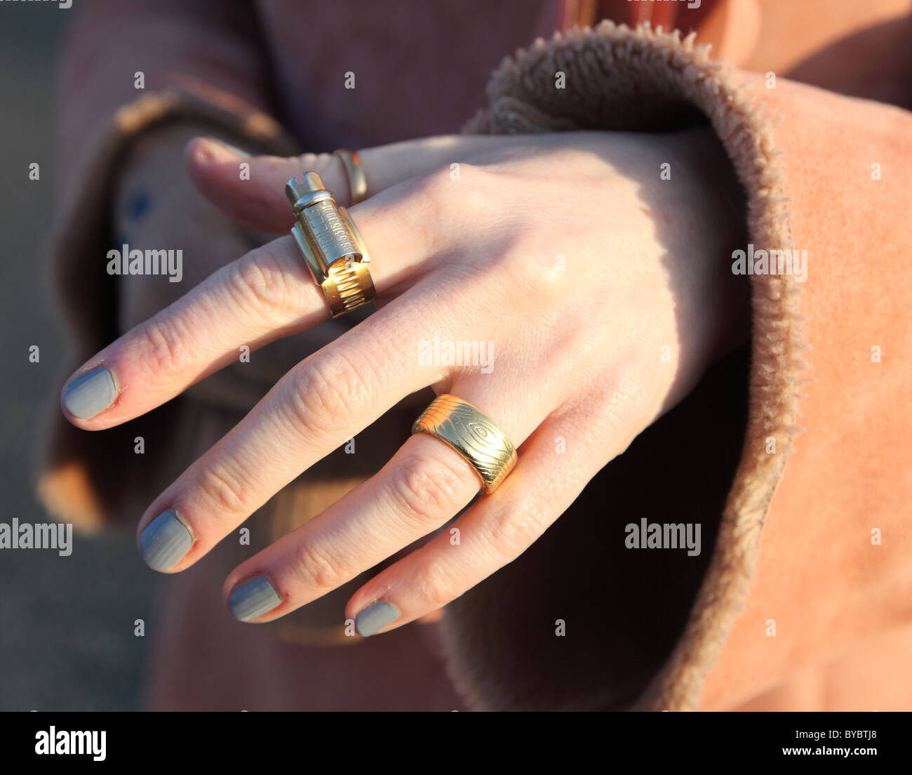 Jubiläums-Clip Ring getragen von Künstler Freddie Robins Stockfoto
