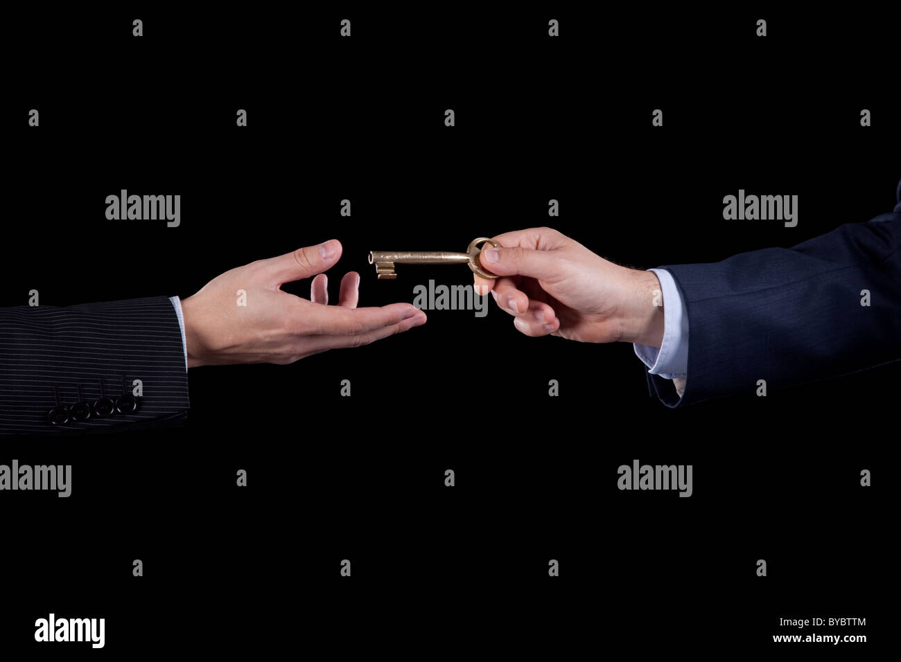 Hand mit einem Schlüssel Stockfoto