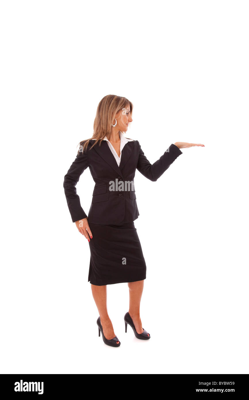 Geschäftsfrau mit der Hand etwas in dem Exemplar (isoliert auf weiß) zeigen Stockfoto