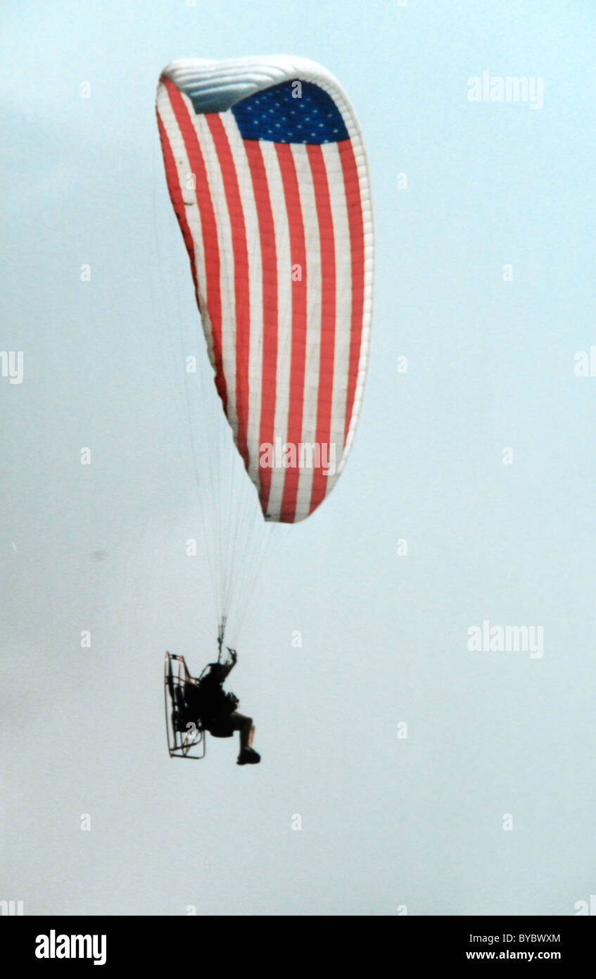 Flieger am Ventilator mit US-Flagge als Fallschirm fliegen Stockfoto