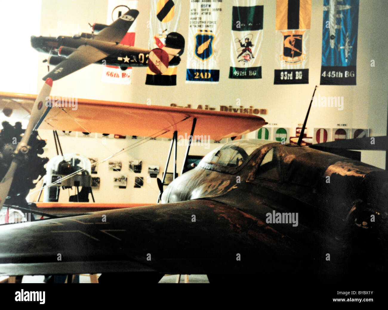 Innenraum des mächtigen 8. Air Force Museum Blick sollte der weltweit erste Düsenjäger Messerschmitt Me 262 mit B17 Stockfoto