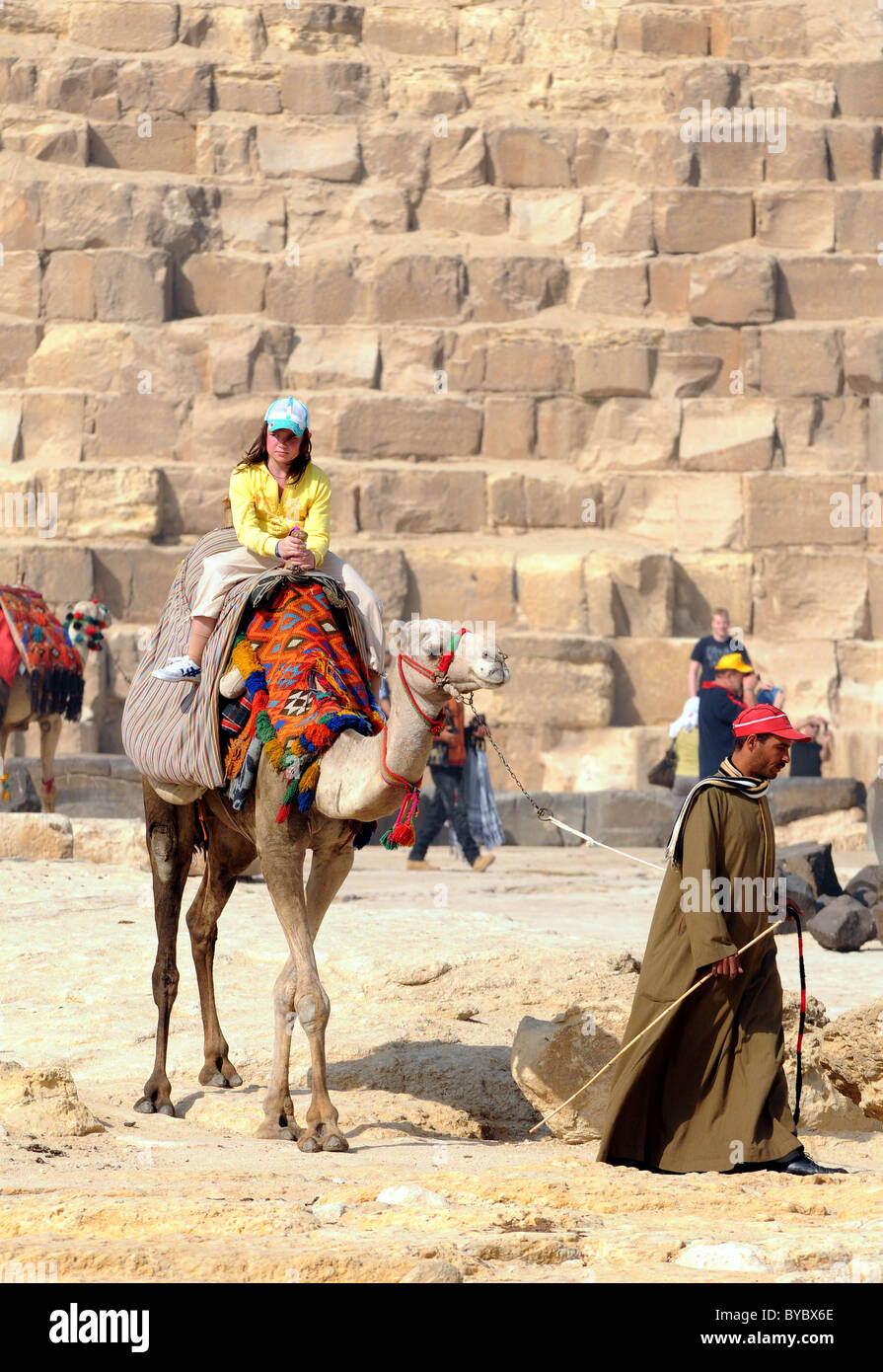 Ägypten, Touristen, Kamelreiten in Gizeh in Ägypten Stockfoto