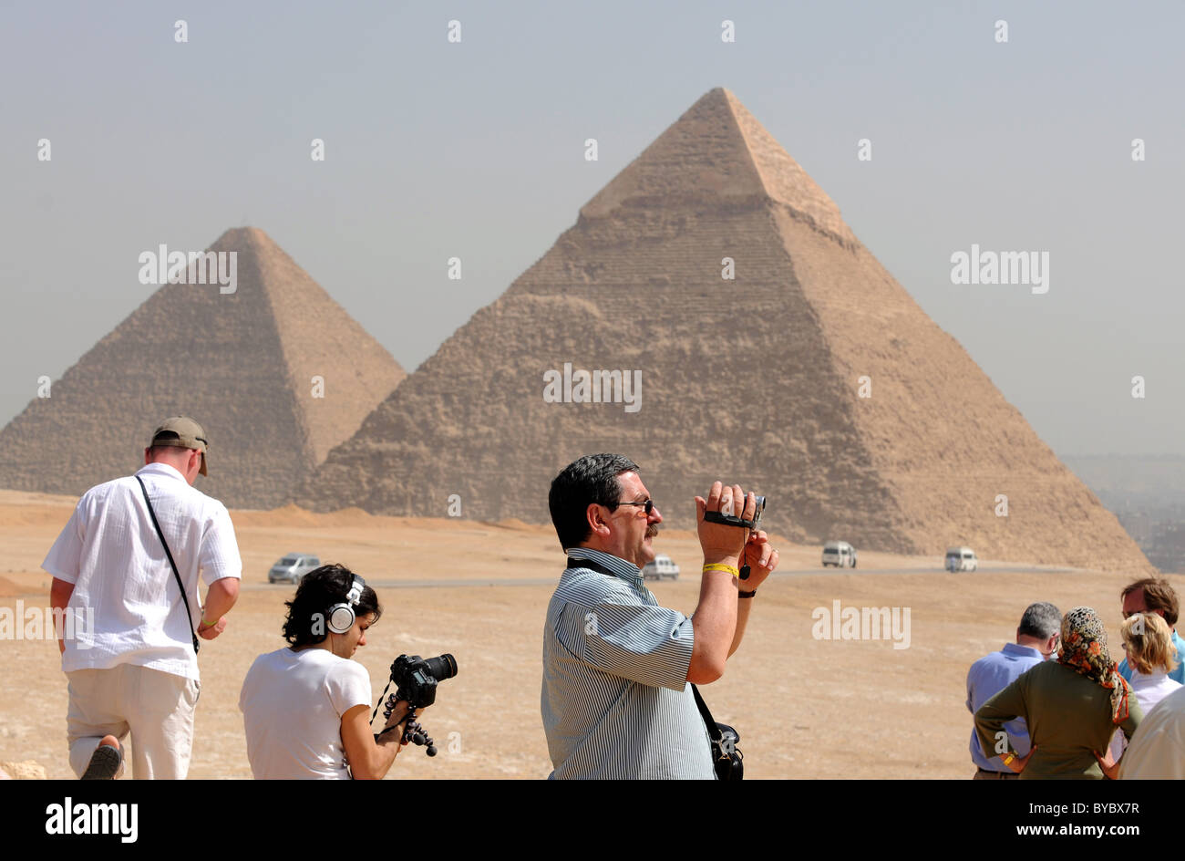 Pyramiden in Gizeh, Ägypten, die großen Pyramiden von Gizeh, Ägypten. Touristen. Stockfoto