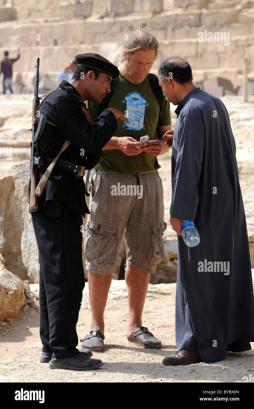 Bewaffnete Wachen, Polizei, Khafre Pyramide, Ägypten Stockfoto