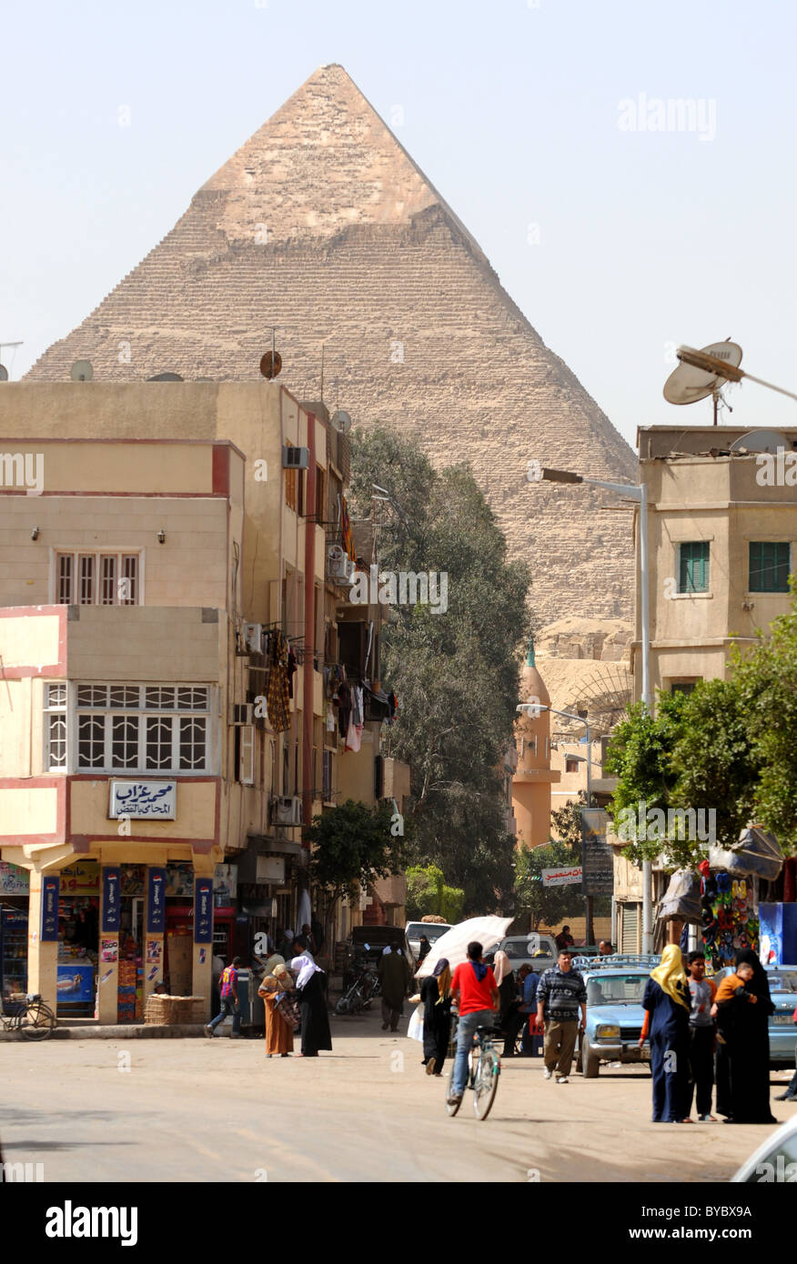 Pyramide betrachtet von den Straßen von Kairo in Ägypten, Khafre Pyramide, Kairo, Ägypten Stockfoto