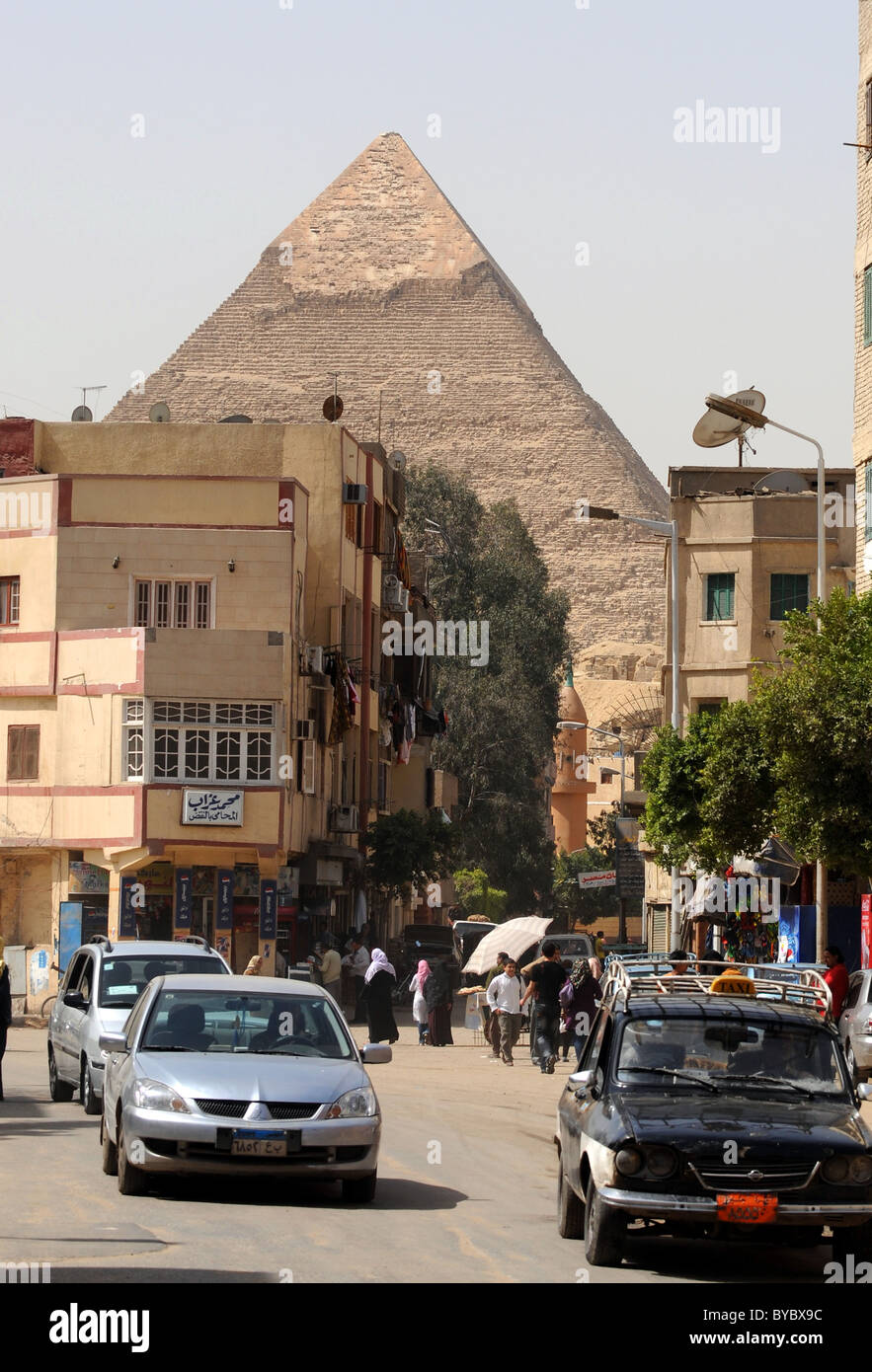 Pyramide betrachtet von den Straßen von Kairo in Ägypten, Khafre Pyramide, Kairo, Ägypten Stockfoto