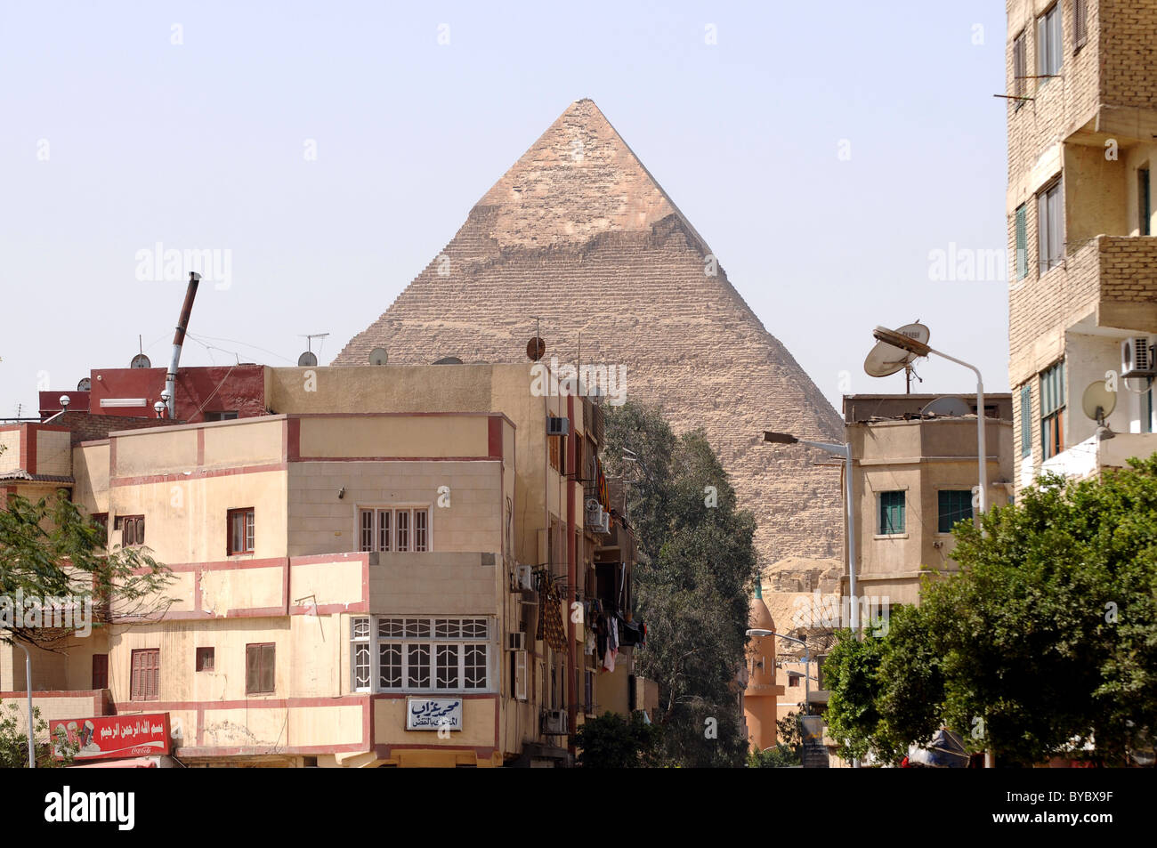 Pyramide betrachtet von den Straßen von Kairo in Ägypten, Khafre Pyramide, Kairo, Ägypten Stockfoto