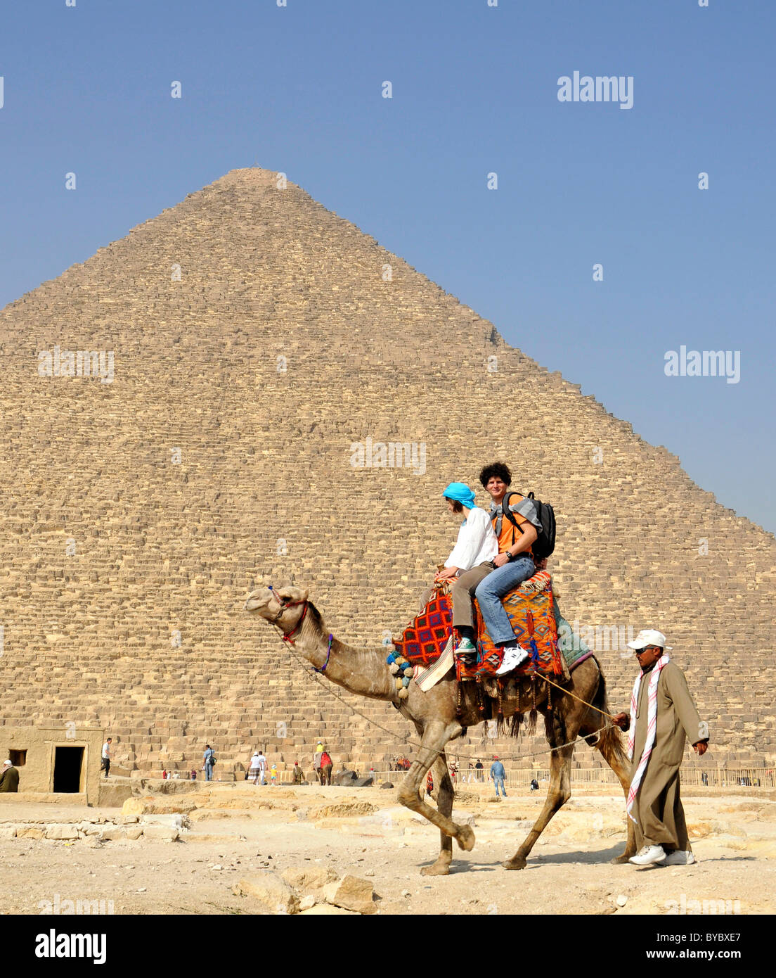 Ägypten, Touristen, Kamelreiten in Gizeh in Ägypten Stockfoto