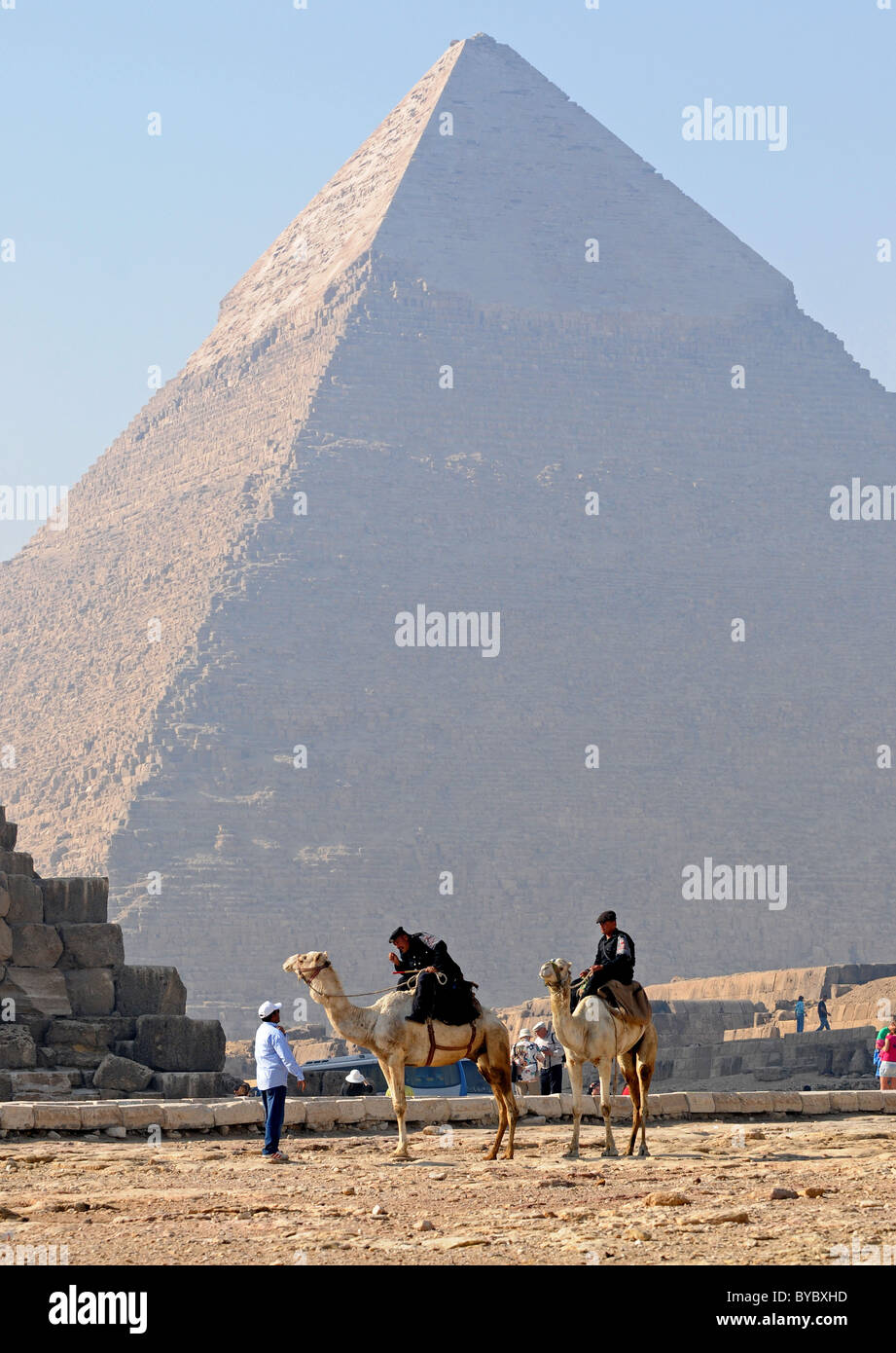 Polizei auf Kamelen an der Chephren-Pyramide, Gizeh in Ägypten. Stockfoto