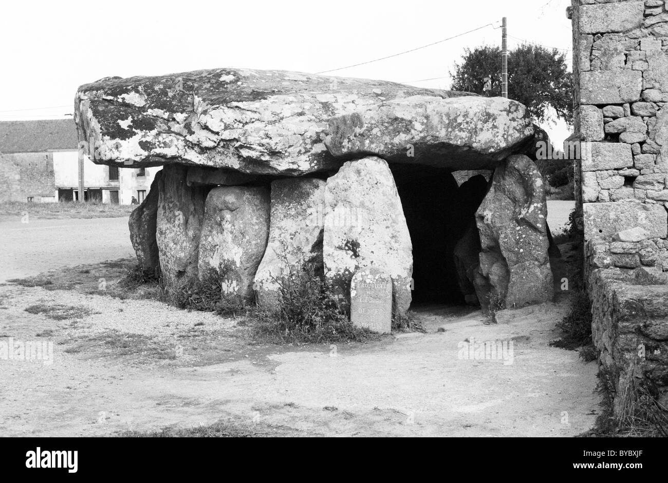 Dolmen de Crucuno, ein Landhaus aus Stein in der Mitte des Dorfes Crucuno Stockfoto
