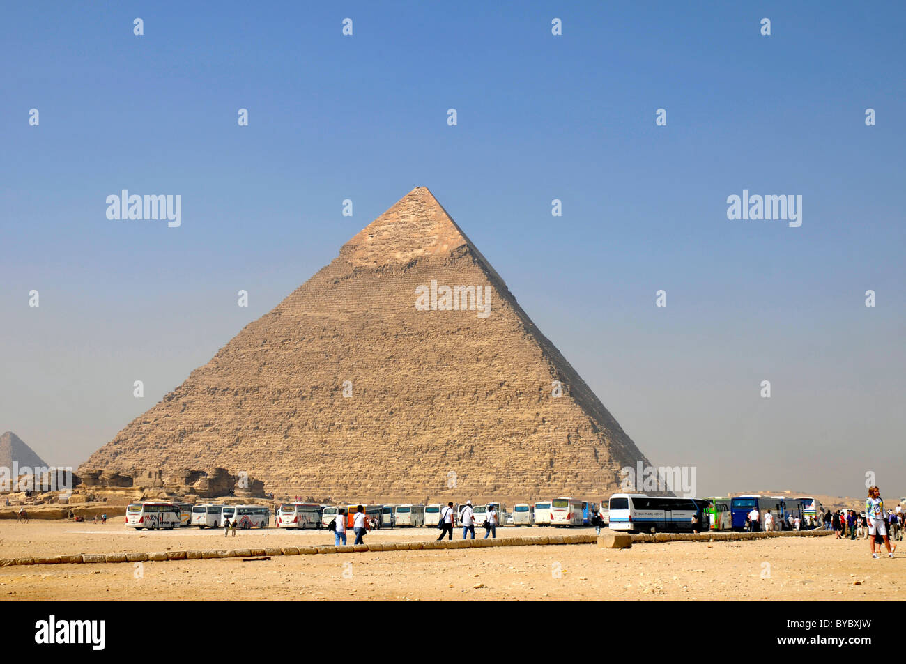 Touristenbusse an der Chephren-Pyramide, Gizeh, Ägypten Stockfoto