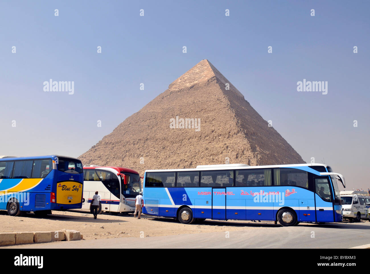 Touristenbusse an der Chephren-Pyramide, Gizeh, Ägypten Stockfoto