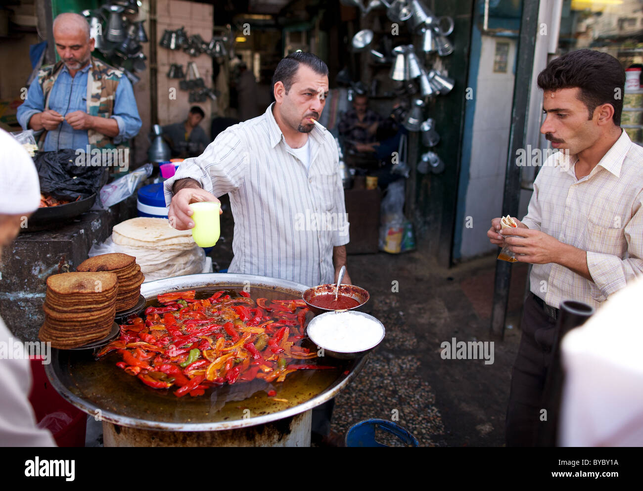 Frischwaren Straße zum Verkauf im Souk von Aleppo, Syrien Stockfoto