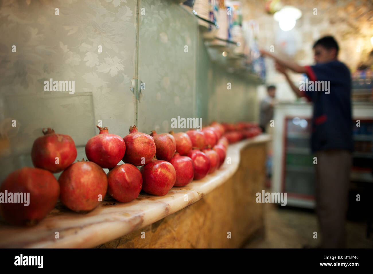 Granatäpfel zum Verkauf im Souk von Aleppo, Syrien Stockfoto