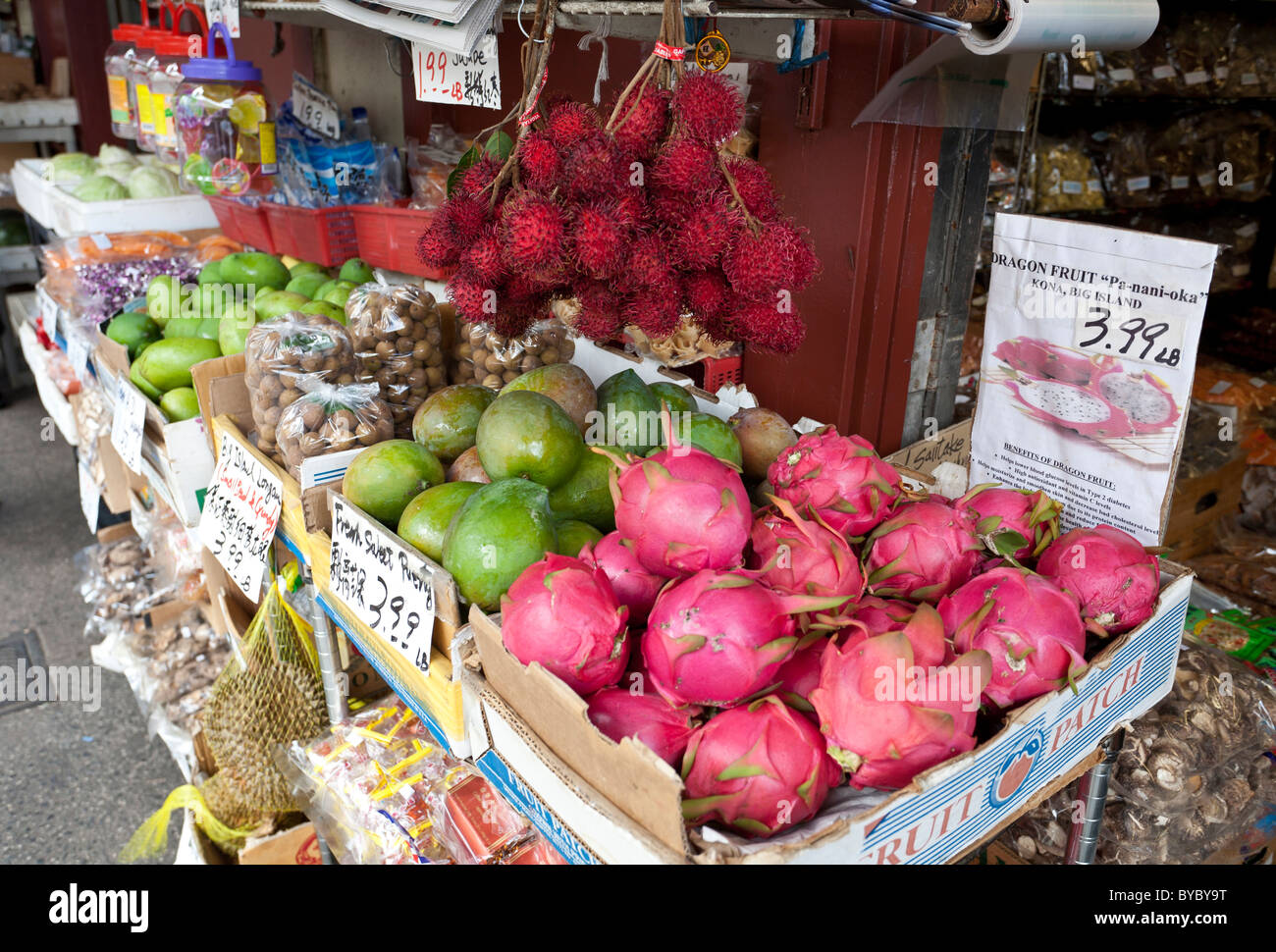 Obststand in Honolulu Chinatown. Hellen exotische Früchte für den Verkauf auf dem Bürgersteig vor einem kleinen Lebensmittelgeschäft in Chinatown. Stockfoto