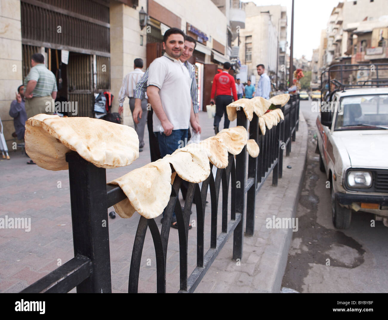 Frisch gebackenes Brot Trocknen auf Geländer vor Bäckerei auf Bürgersteig im Zentrum von Aleppo, Syrien Stockfoto