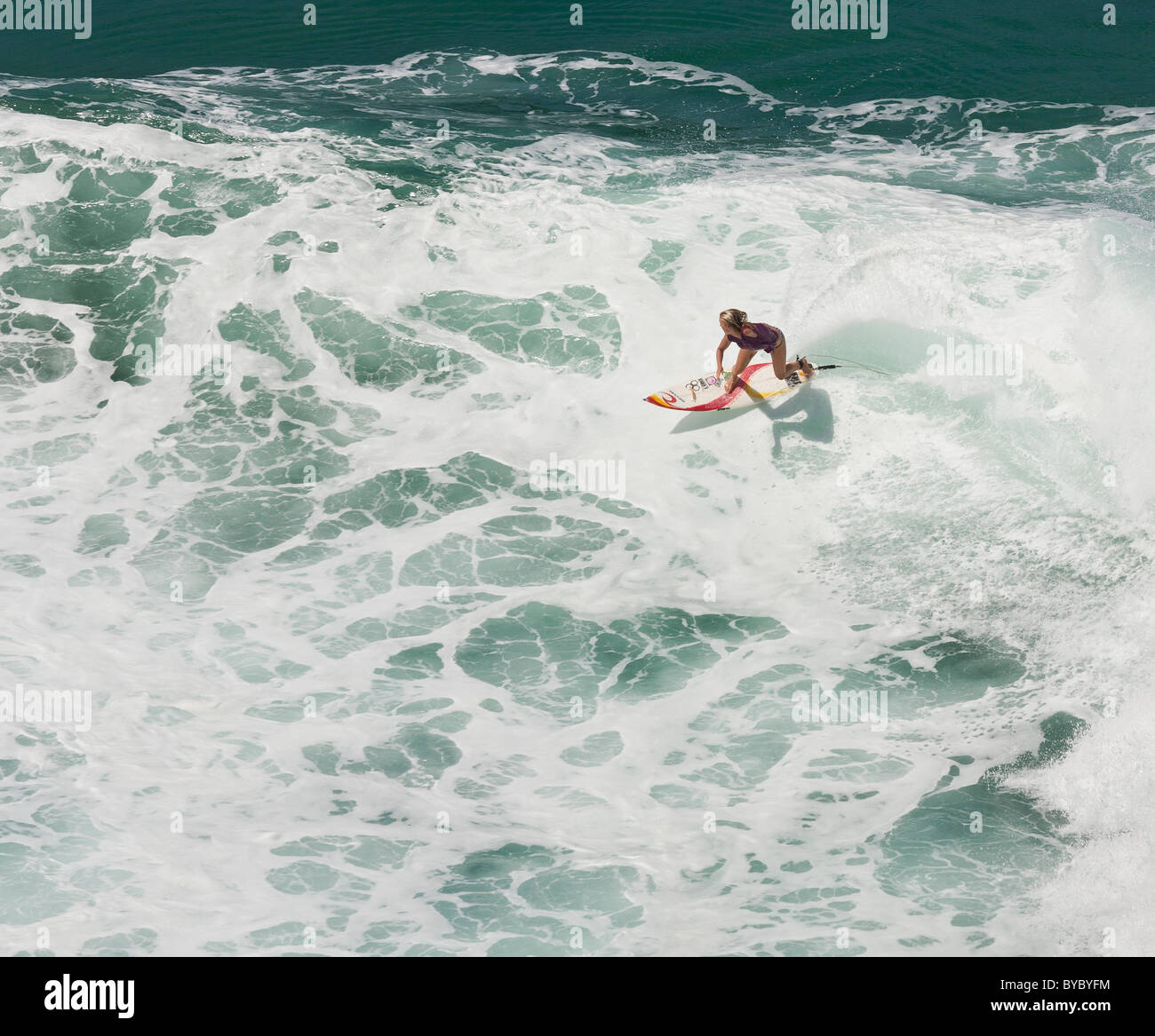 Soul Surfer Bethany Hamilton durchschneidet eine brechende Welle. Stockfoto