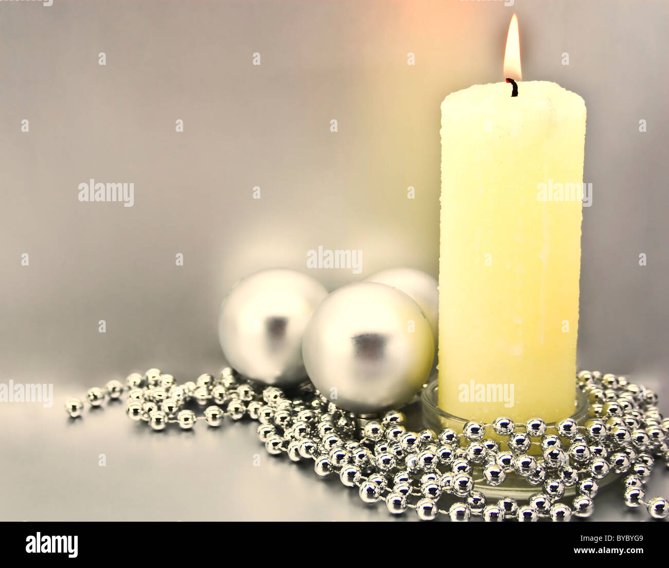 Weihnachtskarte mit Christbaumschmuck-Glückwunsch Stockfoto