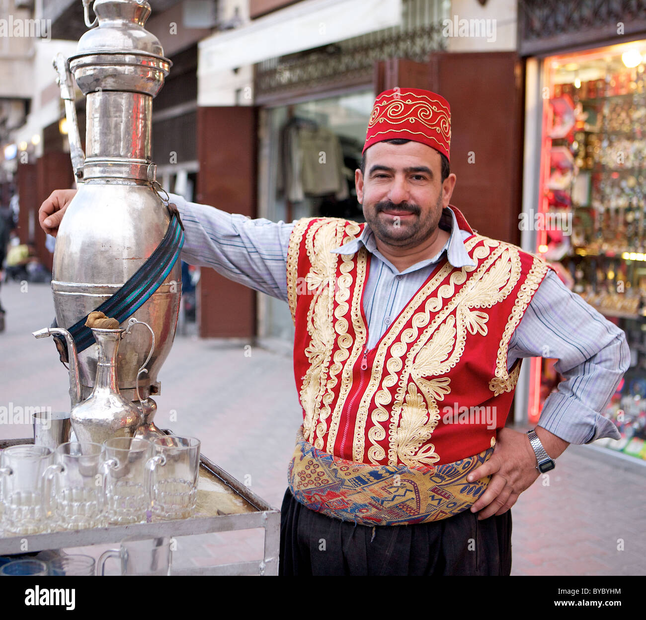 Porträt des traditionellen Straße Tee Verkäufer, Aleppo, Syrien Stockfoto
