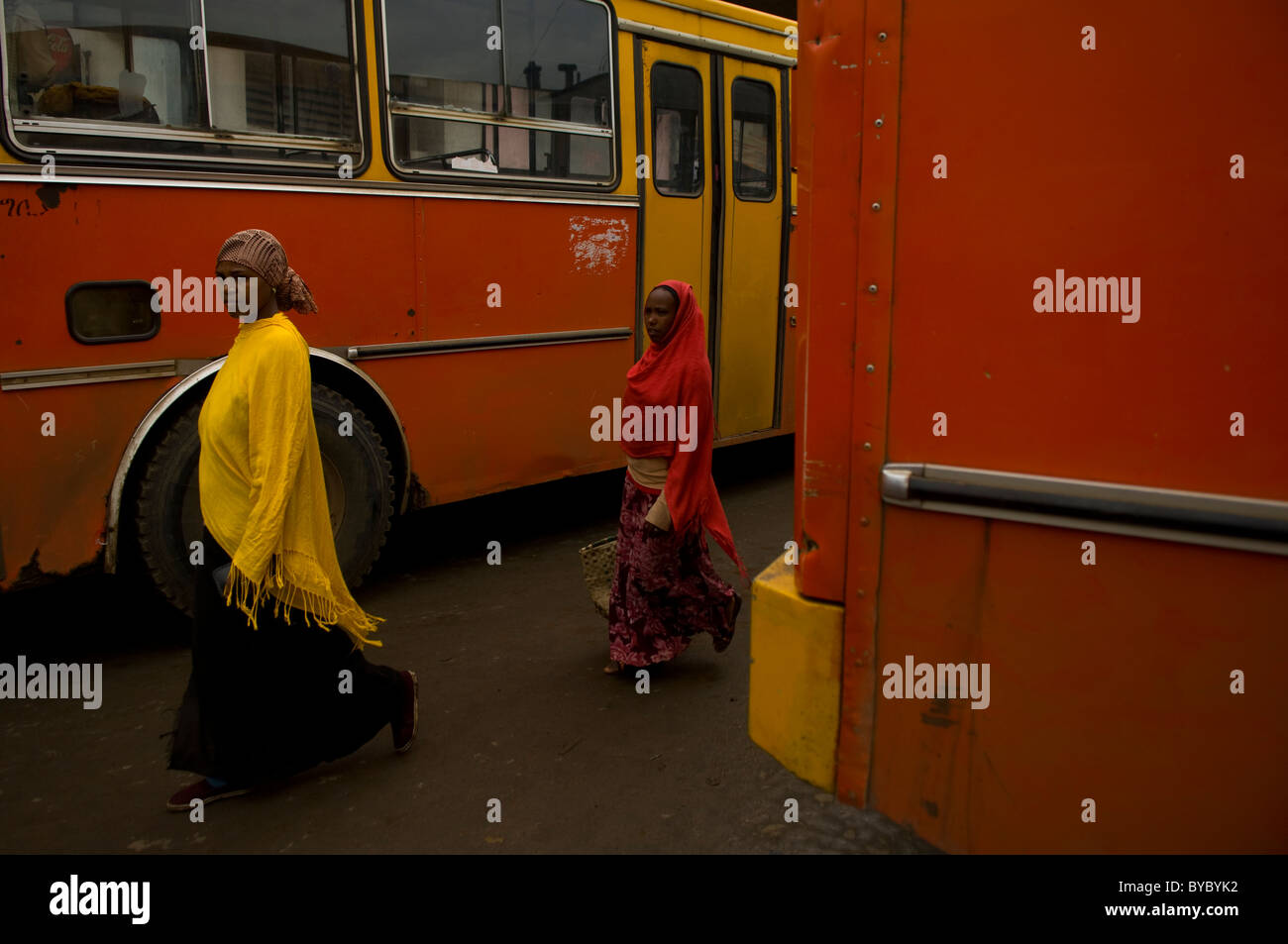 zwei Frauen gehen durch Busse, Mercato, Addis Abeba, Äthiopien Stockfoto