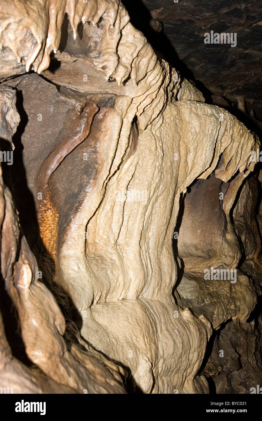 "Fließen Sie Stein" tief unter Ingleborough Hügel am Ingleborough zeigen Cave in Clapham in The Yorkshire Dales UK Stockfoto