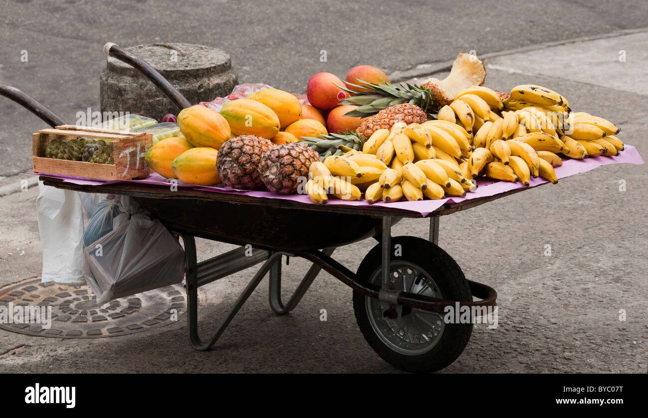 Schubkarre von Obst zum Verkauf auf der Straße in Copacabana, Rio De Janeiro, Brasilien, Südamerika. Stockfoto