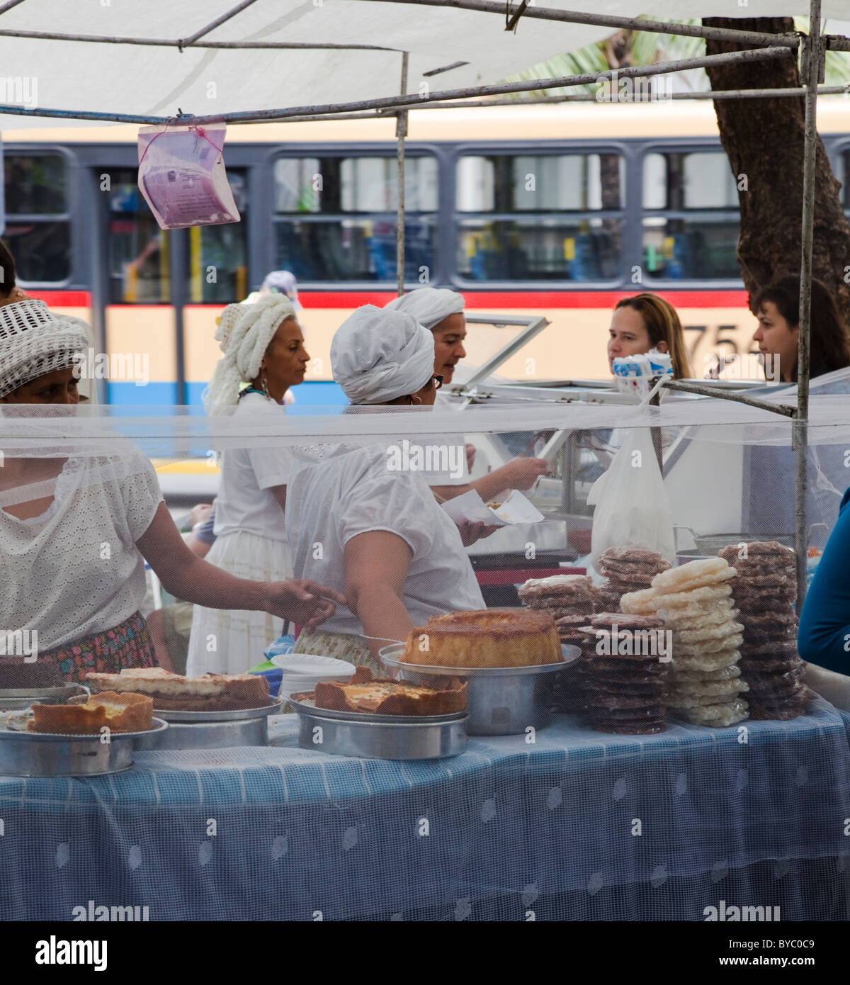 Garküche auf dem Markt in Praça General Osório, Stadtteil Ipanema, Rio De Janeiro, Brasilien, Südamerika. Stockfoto
