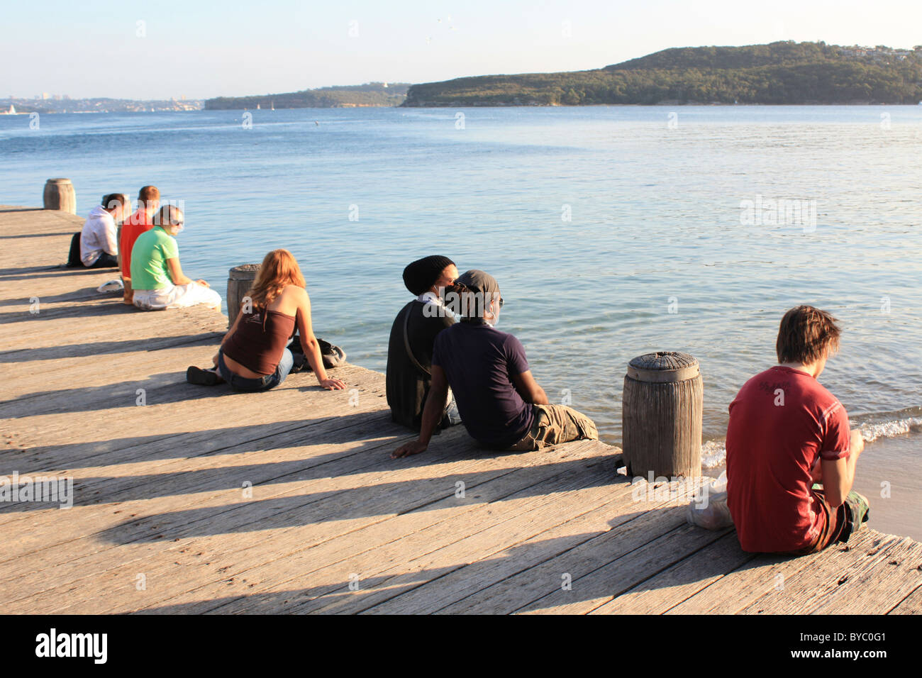 Menschen sitzen auf männliche Pier, Sydney Stockfoto
