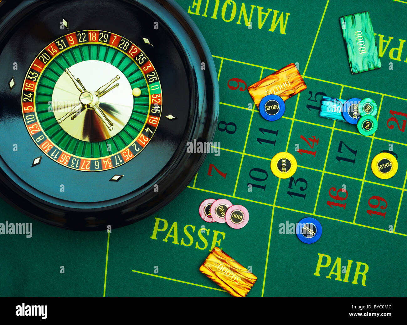 ROULETTE-RAD MIT GLÜCKSSPIEL-CHIPS, FORTUNE-KONZEPT Stockfoto