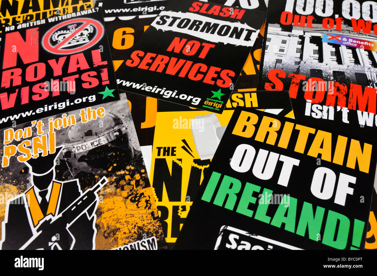 Plakate aus Éirígí, einer irischen sozialistischen republikanischen Partei fordert "Keine königliche Besuche", "Britain aus Irland" etc. Stockfoto