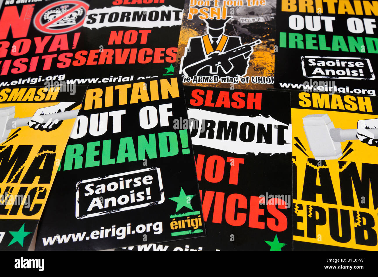 Plakate aus Éirígí, einer irischen sozialistischen republikanischen Partei fordert "Keine königliche Besuche", "Britain aus Irland" etc. Stockfoto