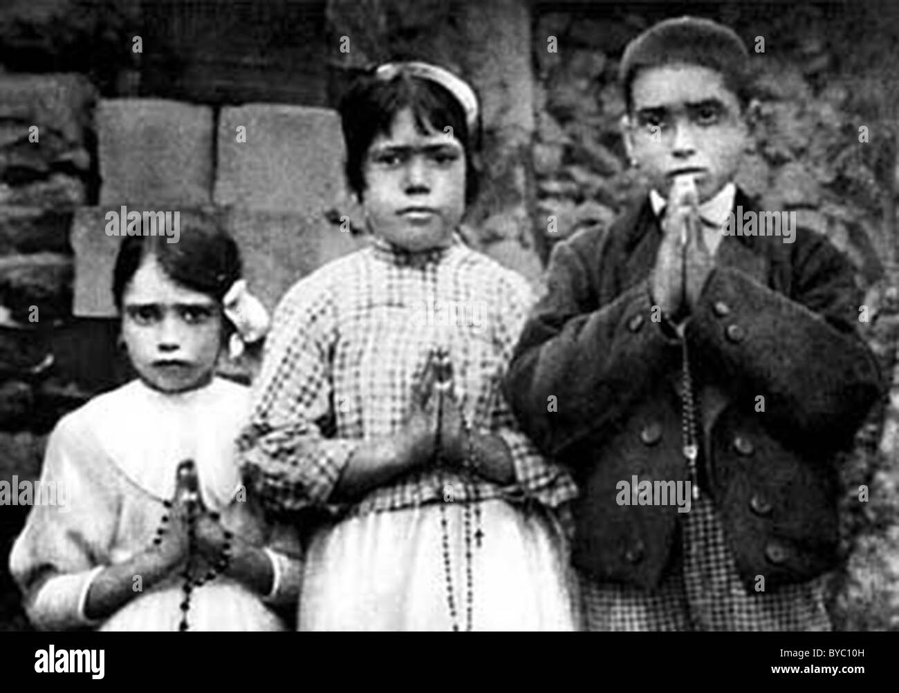 Lúcia Santos (Mitte) mit ihrem Vetter Francisco und Jacinta Marto, 1917. Stockfoto