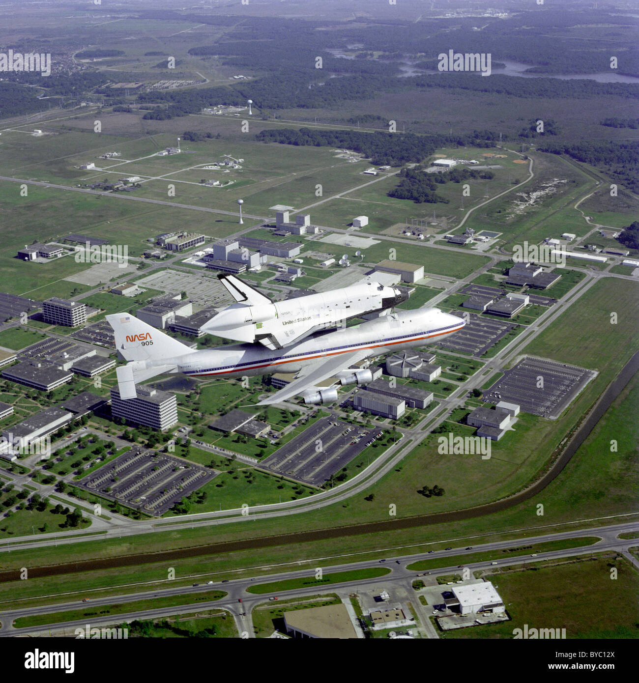 Blick auf das Shuttle Challenger auf den Shuttle Trägerflugzeug. Stockfoto