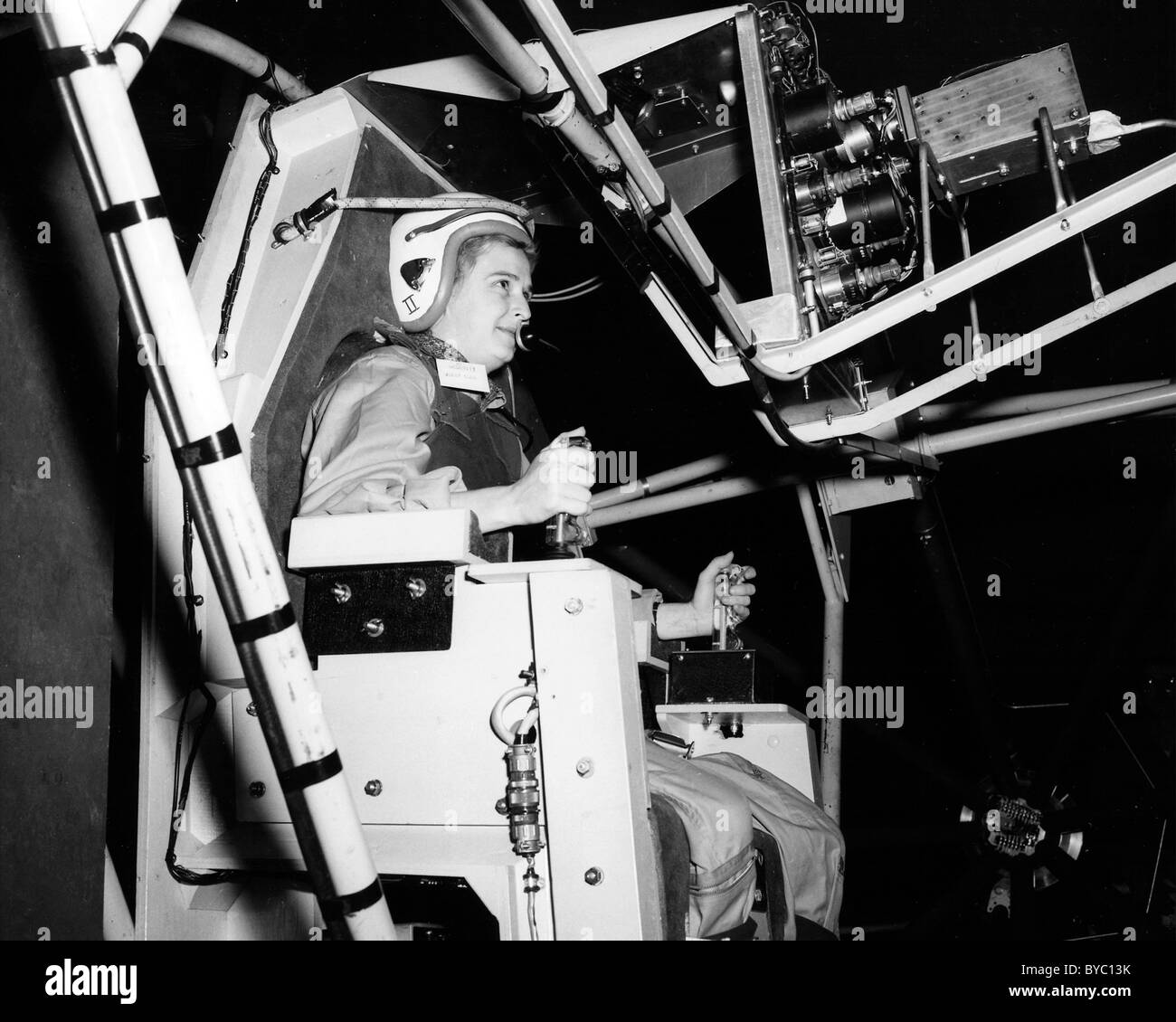 Jerrie Cobb, ein bekannter Pilotin in den 1950er Jahren testen Gimbal Rig in Höhe Windkanal, AWT im April 1960. Stockfoto