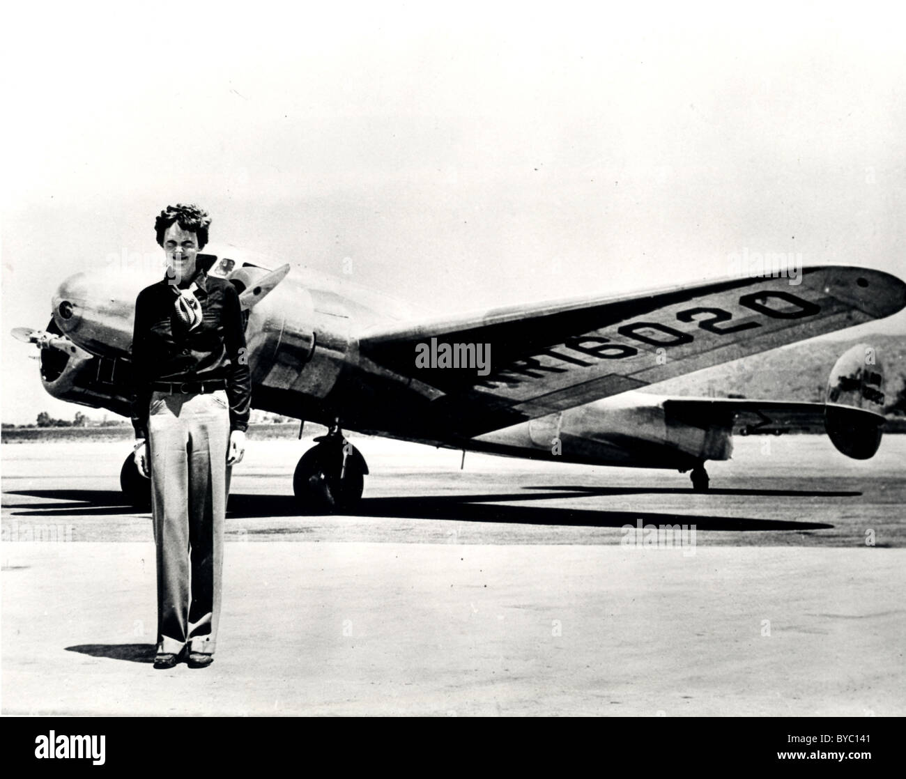 Amelia Earhart steht man vor der Lockheed Electra, sie im Juli 1937 verschwand. Stockfoto