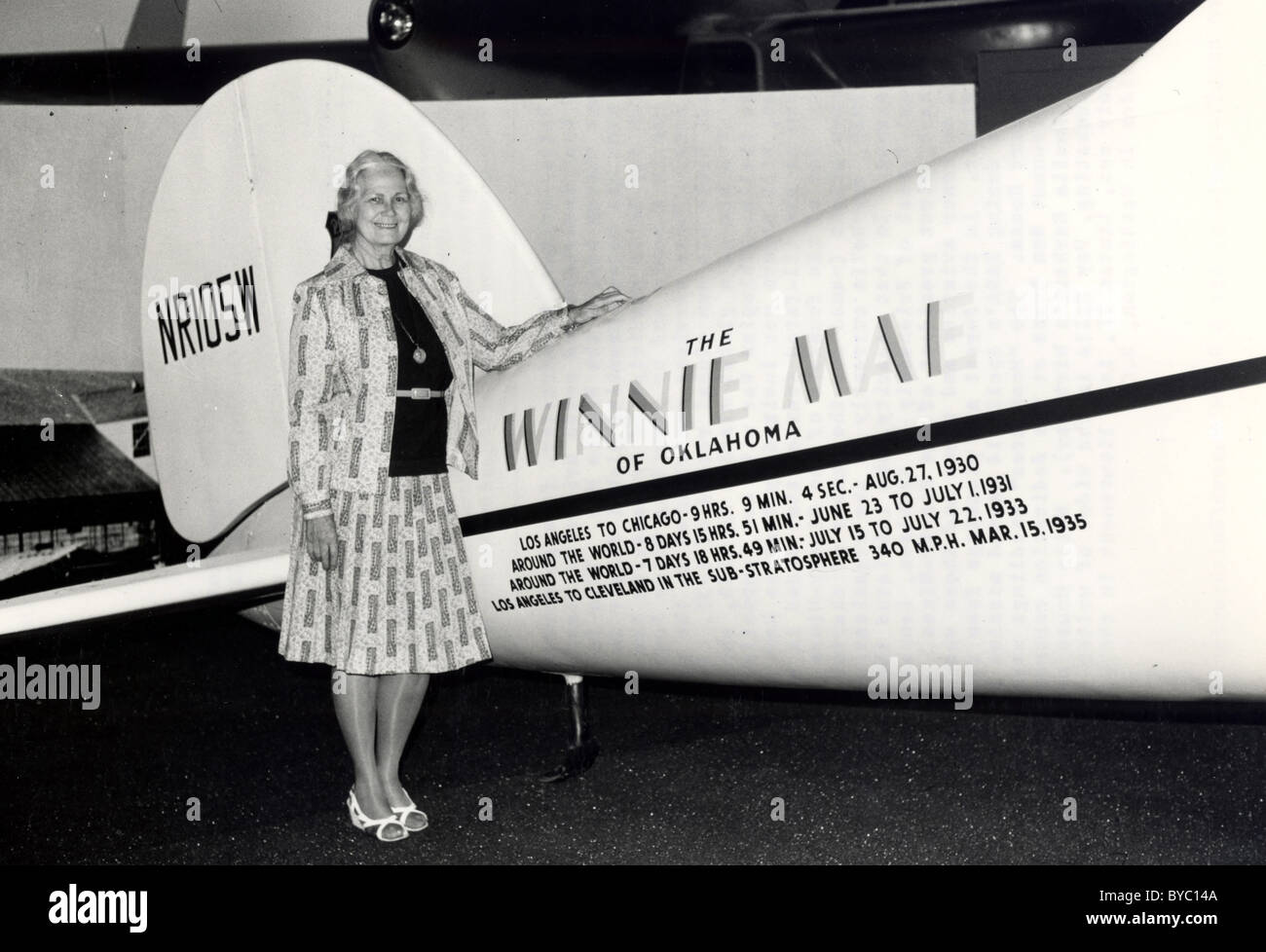 Fay Gillis Wells steht im National Air and Space Museum neben der Winnie Mae. Stockfoto