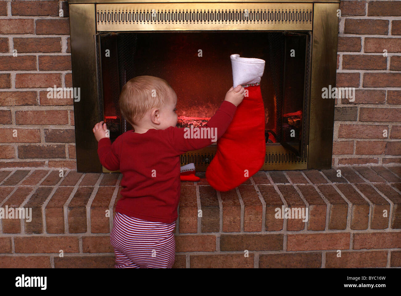 Kleinkind mit Strumpf, immer bereit für den Weihnachtsmann. Stockfoto