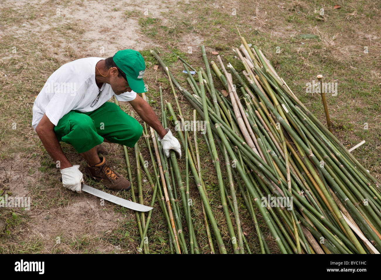 Mann, der arbeitet mit Rohrstock / Bambus, Rio De Janeiro, Brasilien,  Sdamerika Stockfotografie - Alamy