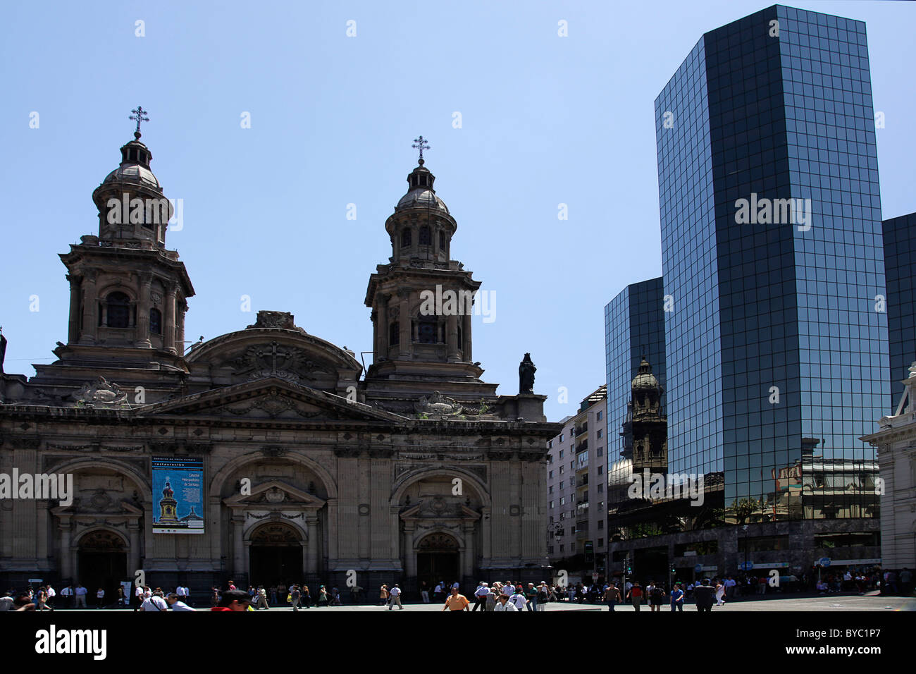 Kathedrale Metropolitana de Santiago und Comunidad Edificio in der Plaza de Armas, Santiago, Chile, Südamerika. Stockfoto