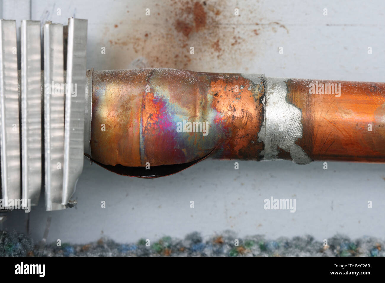 Nahaufnahme Bild von einem gefrorenen und gebrochen Kupfer Heizkörper Rohr Stockfoto