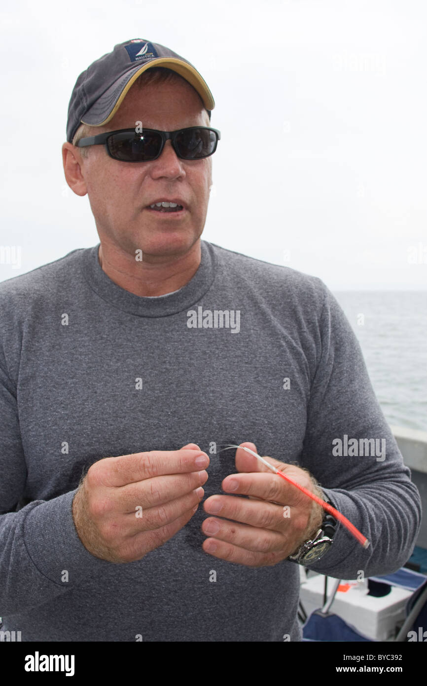 Dr. Steve Turnbull, von der University of New Brunswick, hält einen Spaghetti-Tag, der verwendet wird, um ein Heringshai markieren Stockfoto