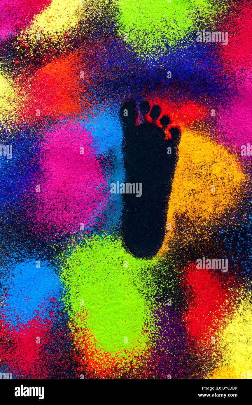 Childs schwarz Footprint auf farbigen Pulver. Indien Stockfoto