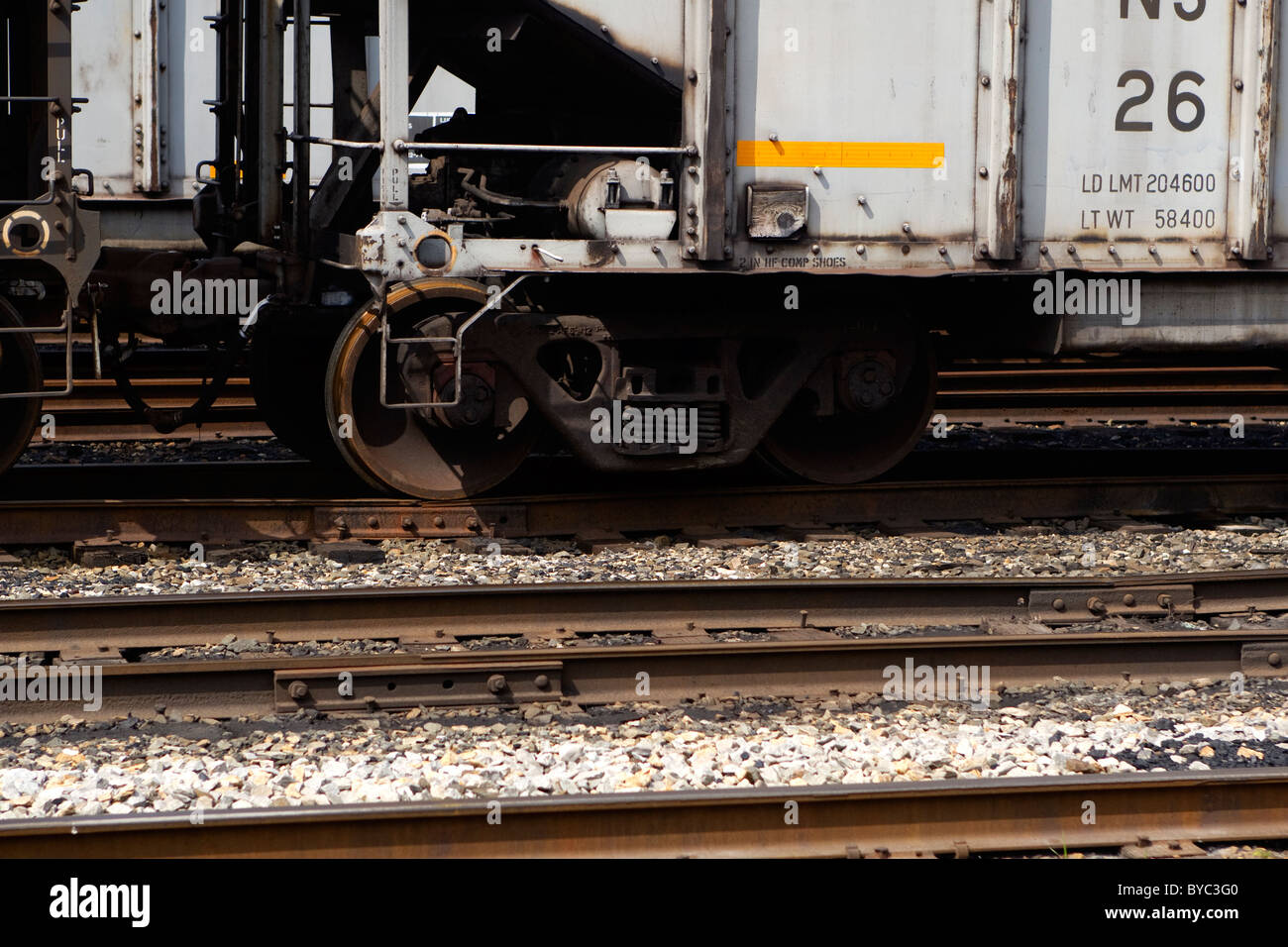 Nahaufnahme eines Satzes von Eisenbahnrädern. Diese sind als LKW in der Bahnindustrie in Amerika bekannt. In einer Schiene Hof in WV, USA genommen. Stockfoto