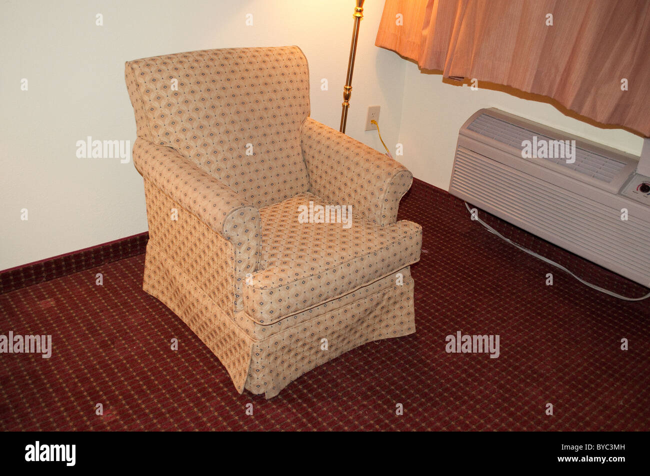 Ein Alter Stuhl in einem fiesen Motel. Stockfoto