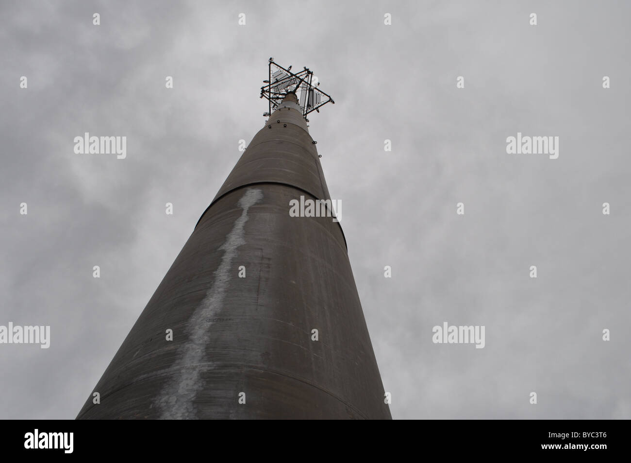 Kommunikations (Handy)-Turm, erreichen Sie in einem bewölkten Himmel. Stockfoto