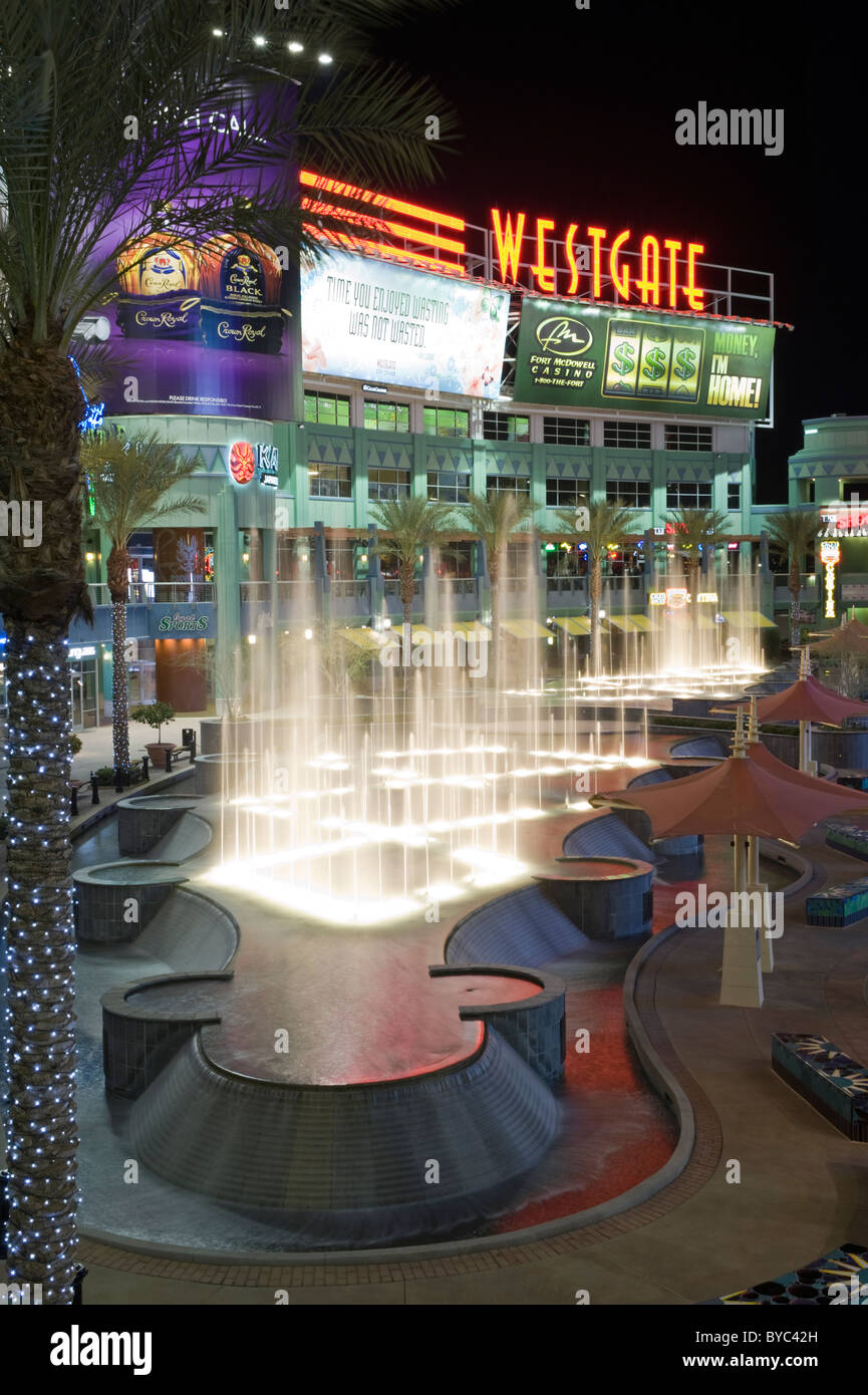 Die zentrale court(night) Brunnen und großes Schild bei Westgate Center, University of Phoenix Stadium, Glendale, Phoenix, Arizona Stockfoto