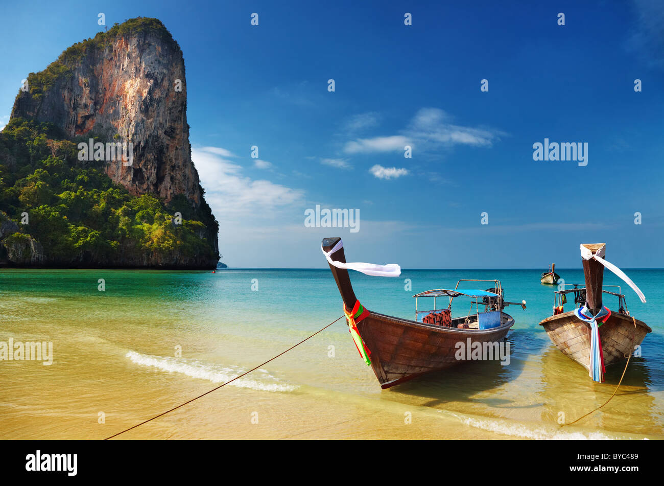 Tropischer Strand, traditionellen Longtailboote, Andamanensee, Thailand Stockfoto