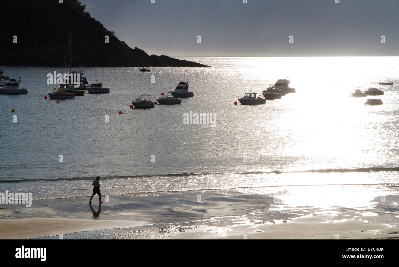 Mann zu Fuß am Strand in San Sebastian Stockfoto