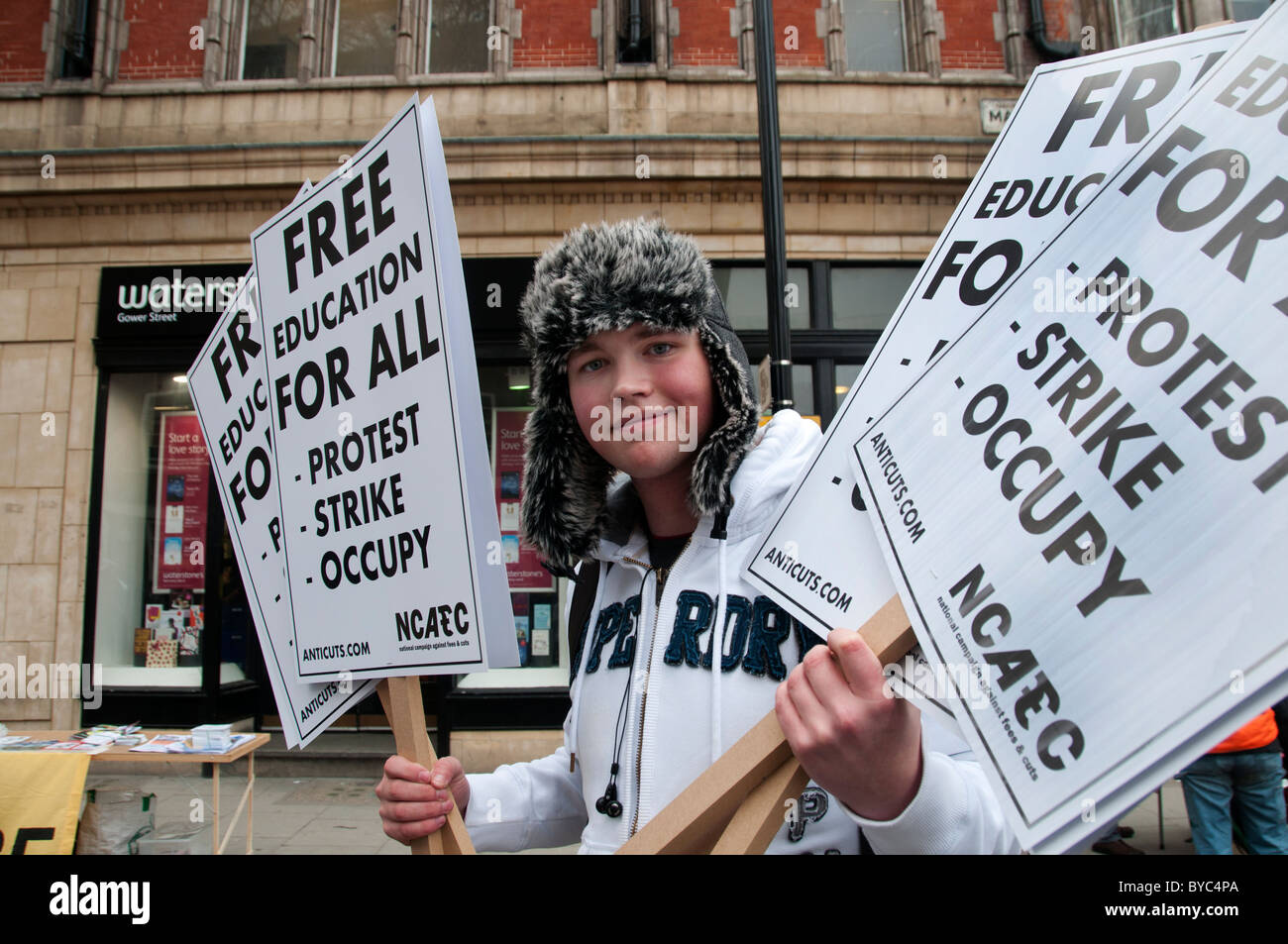 29. Januar 2011. Demonstration gegen Kürzungen der Bildung. Oberstufe Student aus Devon mit Plakate sagen kostenlose Bildung Stockfoto